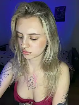 blondiedoll stripchat live cam model
