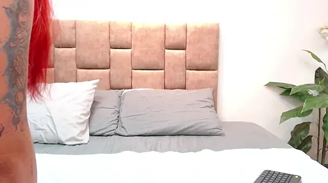 Perlastonne stripchat live cam model