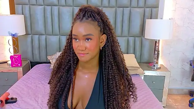 TylaWest stripchat live cam model