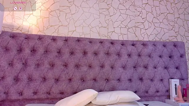 Noha_Valmont stripchat live cam model