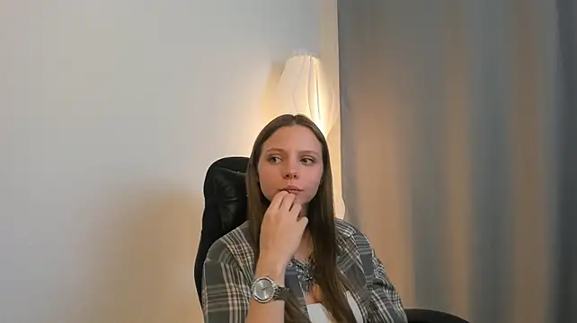 LeannBunda stripchat live cam model