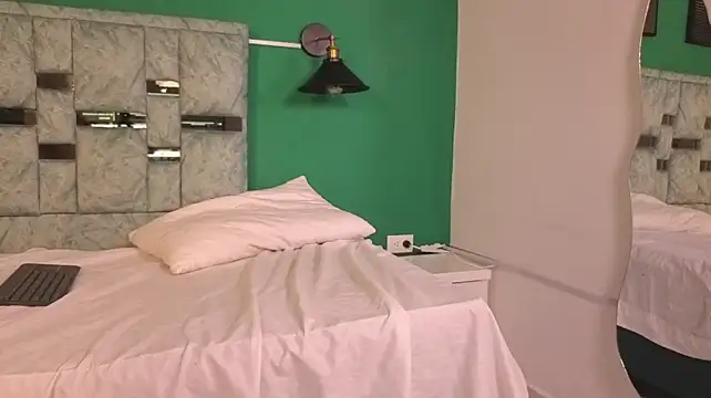 MAVIE_IVANOVA stripchat live cam model