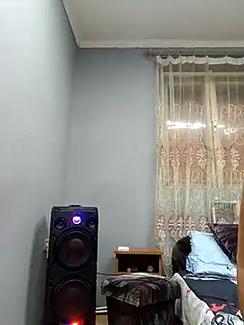 Minike75 stripchat live cam model