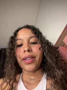 MarieLeon stripchat live cam model