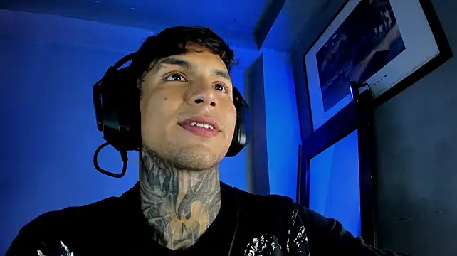Travisttanner28 stripchat live cam model
