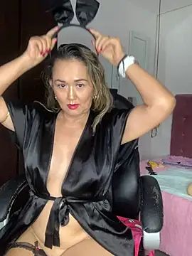 BunnyGlow50 stripchat live cam model