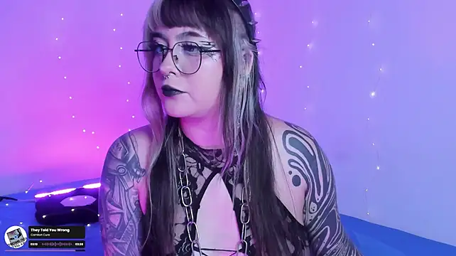 Hallucigenia_ stripchat live cam model