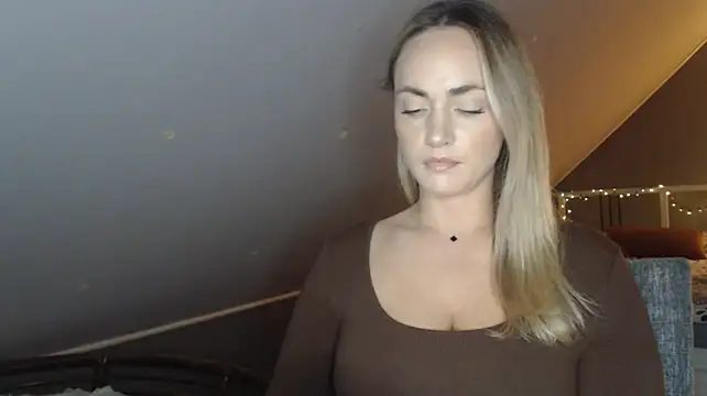 ScarlettSensitive stripchat live cam model