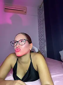 Agnescrusz stripchat live cam model