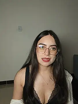 Sasha-Petit stripchat live cam model
