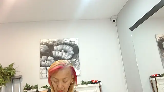 AmelieLux stripchat live cam model