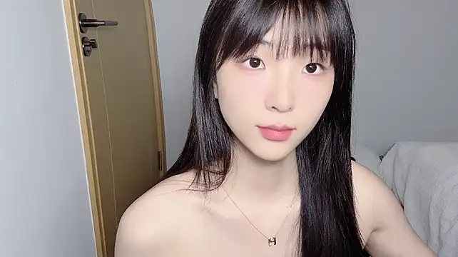 Louise-3 stripchat live cam model