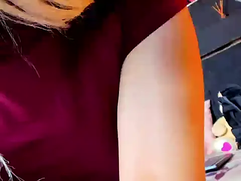 LunaaMuaa stripchat live cam model