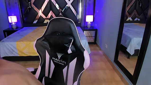 Linda4Petite stripchat live cam model