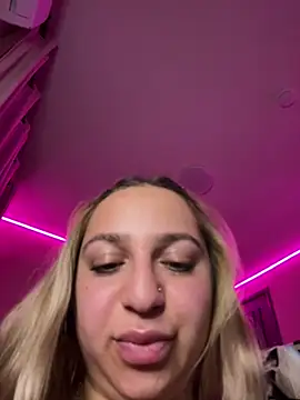 xLexi stripchat live cam model
