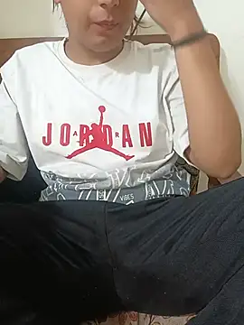 Yourss_TransGirll stripchat live cam model