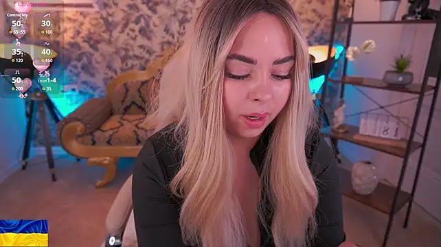 SusieWood stripchat live cam model