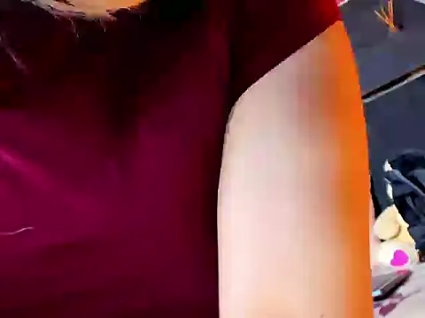 LunaaMuaa stripchat live cam model