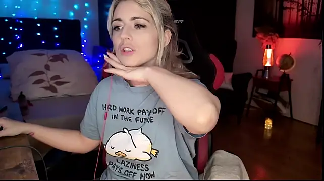Lisaonthemoon stripchat live cam model