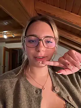 Naomi-Klein stripchat live cam model