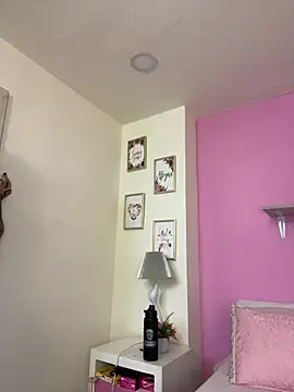 LauraRaider stripchat live cam model