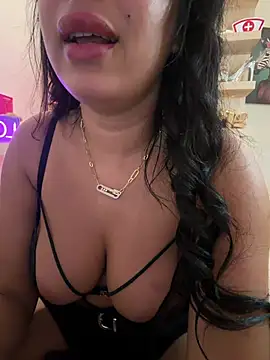 queen-chamss stripchat live cam model