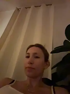 suyneslii stripchat live cam model