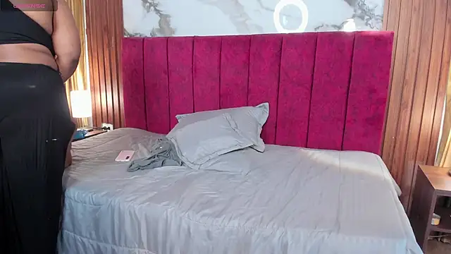 Yarha_Valois stripchat live cam model