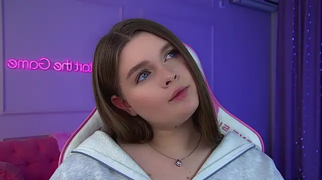 CrystalLyons stripchat live cam model