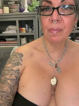 dieseldame1313 stripchat live cam model