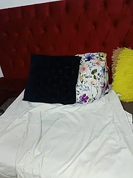 CurvyQueenx2 stripchat live cam model
