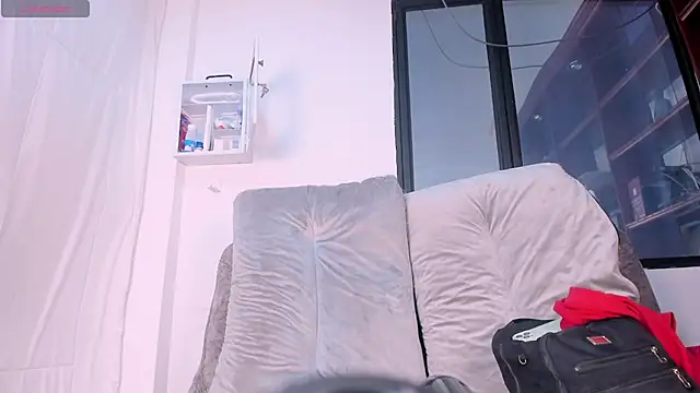Alessiajames stripchat live cam model