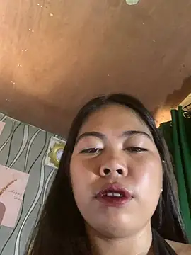 Ursweetyshaine stripchat live cam model