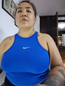 CurvyHeat stripchat live cam model