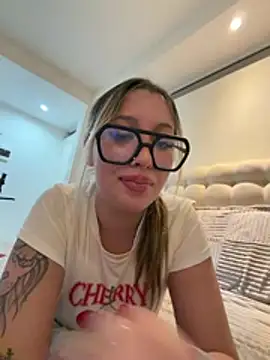 Mialunaxx stripchat live cam model