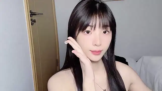 Louise-3 stripchat live cam model
