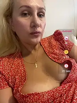 YourBlondee stripchat live cam model