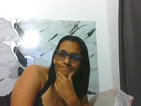 latinbrunettet stripchat live cam model