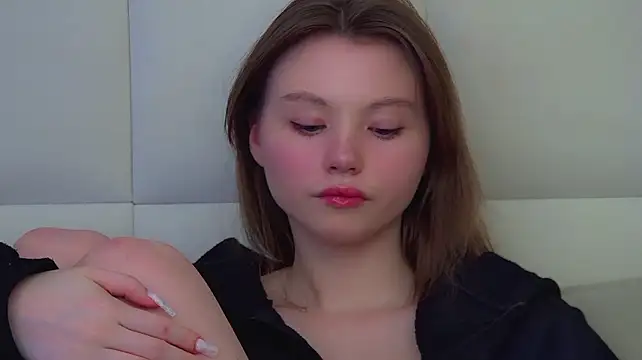 KeiraAsti stripchat live cam model