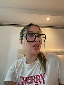 Mialunaxx stripchat live cam model