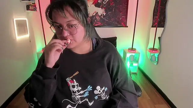 lucky-leah stripchat live cam model
