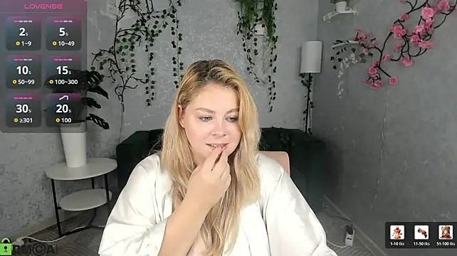 WetLuna1 stripchat live cam model