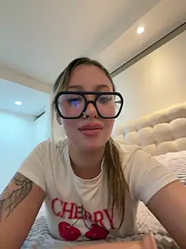 Mialunaxx stripchat live cam model