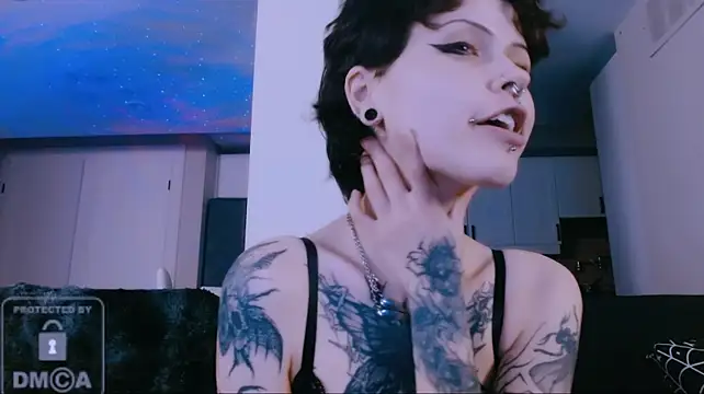 NaughtyLittleFox stripchat live cam model
