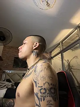 AlphaMasterXxx stripchat live cam model