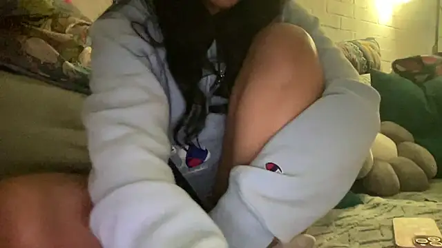 kaithra stripchat live cam model