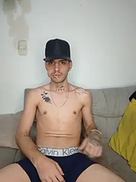 MaxHornyLatin stripchat live cam model