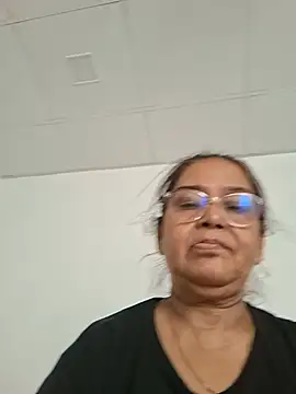 Priya-696 stripchat live cam model