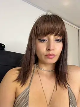 lara_reynolds stripchat live cam model