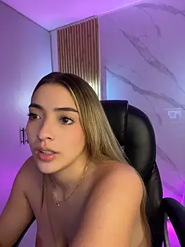 kyliejoness stripchat live cam model